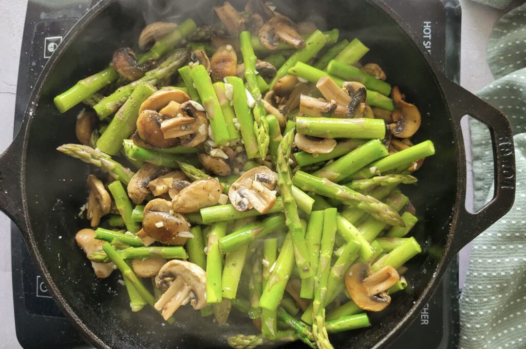1 minute recipe videos 2025 – asparagus and mushrooms sizzling in pan