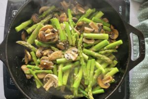 1 minute recipe videos 2025 – asparagus and mushrooms sizzling in pan