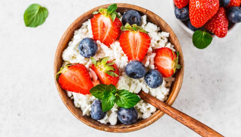 Cottage cheese protein snack with flaxseeds and fruit 2025