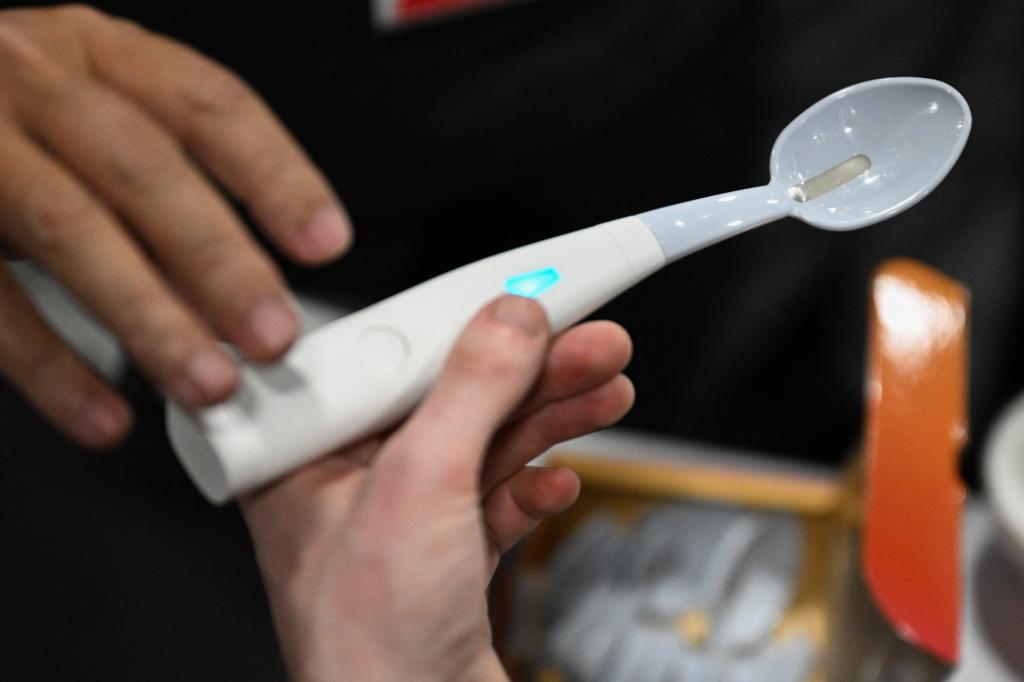 Electric salt spoon gadget benefits for reducing sodium intake and supporting heart health