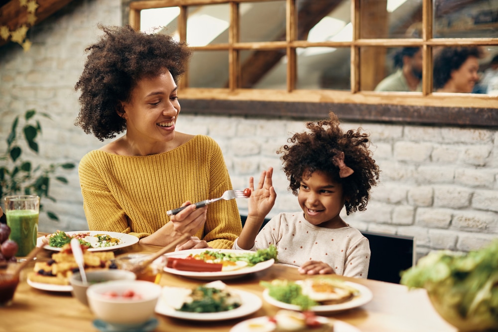 Family enjoying balanced weekly meal plan at home in 2025